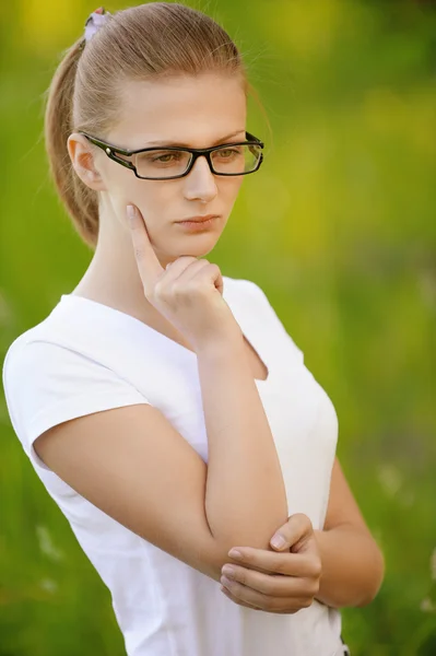 Porträtt av vacker ung blond kvinna i glasögon — Stockfoto