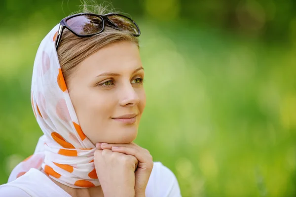 Frau mit Kopftuch und Sonnenschirmen — Stockfoto