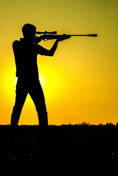 Man took aim with your sniper rifle — Stock Photo, Image