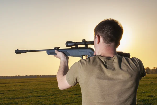 Mann zielte mit Scharfschützengewehr — Stockfoto