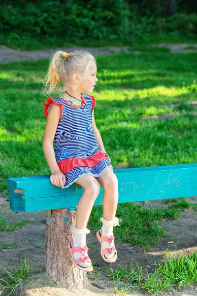 Retrato de niña en el jardín —  Fotos de Stock