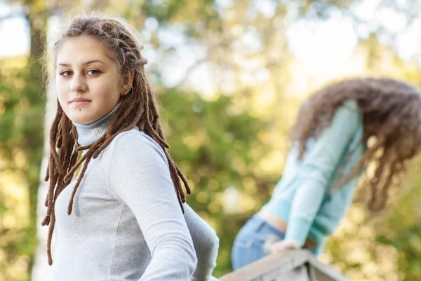 在扶手的两个年轻和美丽女孩 — Φωτογραφία Αρχείου