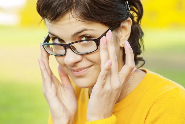 Menina de cabelos escuros em óculos — Fotografia de Stock