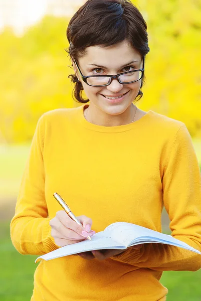 Professor com caneta e livro de escrita — Fotografia de Stock