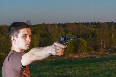 genç adam amacı ile tabanca aldı