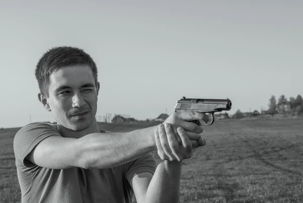 Jonge man nam doel met pistool — Stockfoto