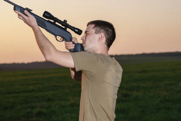Mannen tog mål med din sniper gevär — Stockfoto