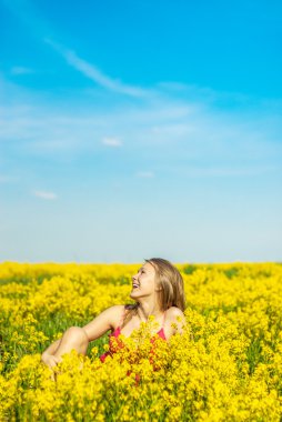 Bahar alanda güzel neşeli bir kadın