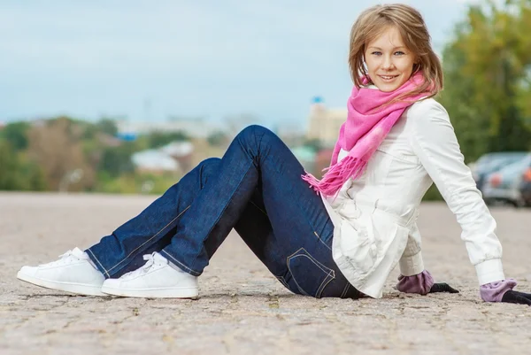 Alegre joven con bufanda rosa — Foto de Stock