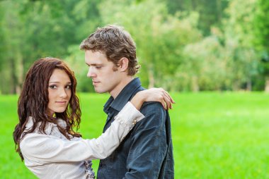 Genç çift dışarıda.