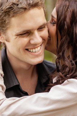 adamın kulak içine kız whispers