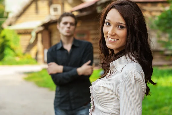 Portret van meisje tegen vriend — Stockfoto