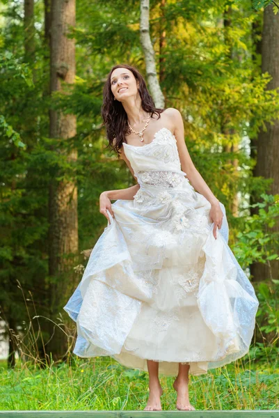 Красивая невеста в белом свадебном платье — стоковое фото