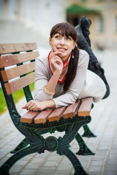 Mooi meisje legt op Bank — Stockfoto