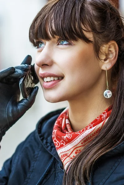 Vrouw in zwarte handschoenen praten over telefoon — Stockfoto