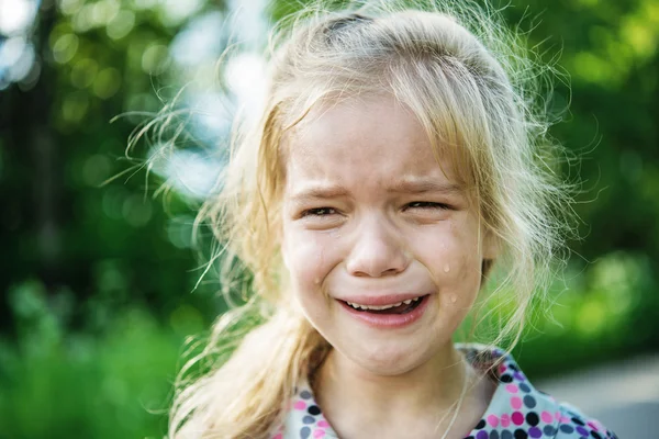 Triste petite fille pleurer — Photo