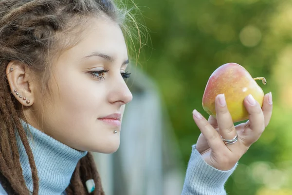 Flicka med ett äpple — Stockfoto