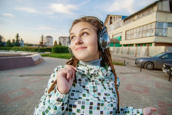 Ung kvinna lyssnar musik — Stockfoto