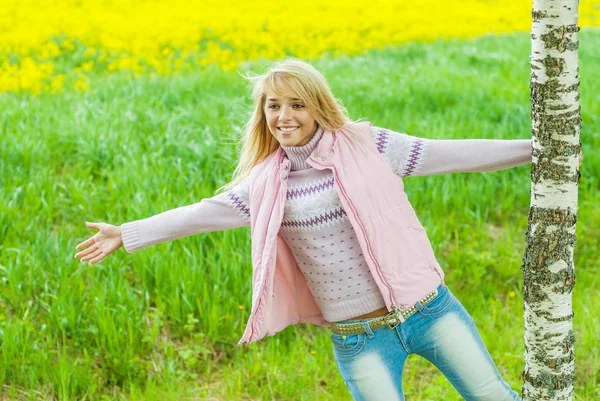 Ragazza è girata intorno betulla — Foto Stock