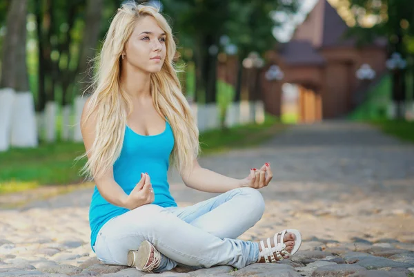 Girl in lotus pose — Stock Photo, Image