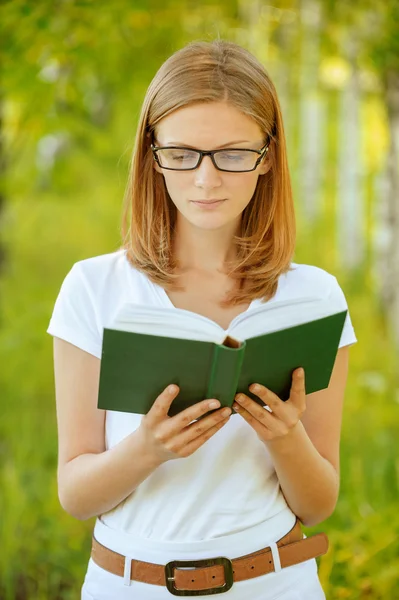 Porträtt av ung vacker kvinna som håller bok — Stockfoto