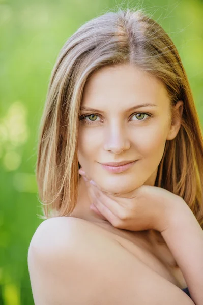 Bella ragazza bionda primi piani capelli corti — Foto Stock