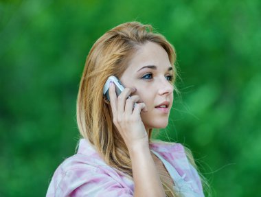 güzel bir kadın cep telefonu konuşurken