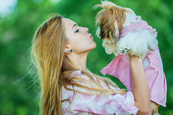 Mujer con perro — Foto de Stock