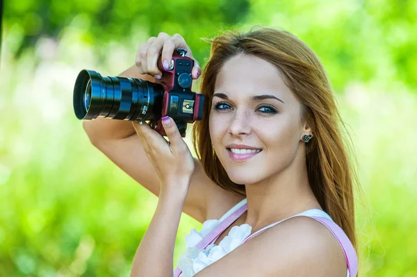 Όμορφη γυναίκα κατέχει φωτογραφική μηχανή — Φωτογραφία Αρχείου