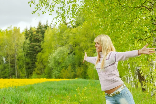 Portrait of woman with crossed arms — Stock Photo, Image