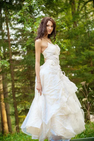 Mooie bruid in witte trouwjurk — Stockfoto