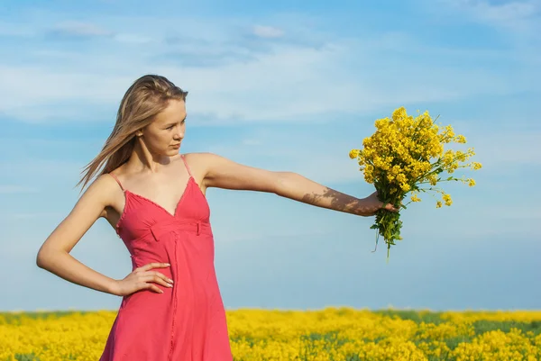 Donna in abito rosso con bouquet — Foto Stock