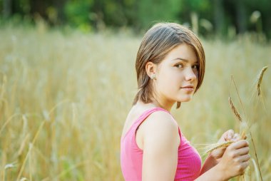 genç kadın holding Başak