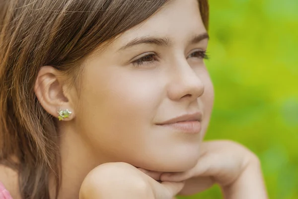 Retrato de encantadora joven hembra —  Fotos de Stock