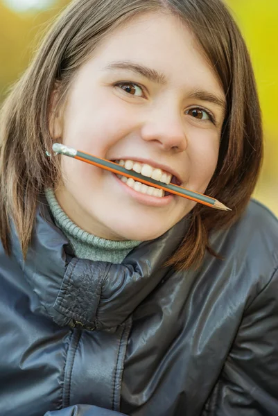 Porträtt av flicka med penna — Stockfoto