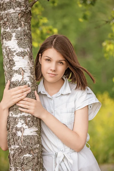 Портрет молодої темноволосої жінки, що обіймає березове дерево — стокове фото