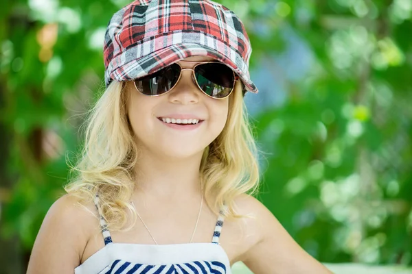 Kislány zöld nyári Városligetben — Stock Fotó