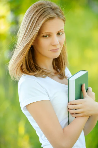 Portret van mooie jonge blonde vrouw met boek — Stockfoto