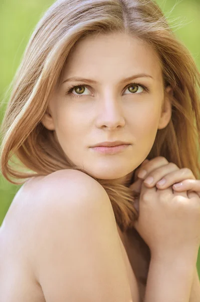 Retrato de jovem bela mulher loira — Fotografia de Stock