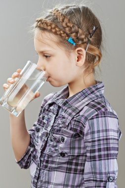 küçük kız içme suyu olduğunu.