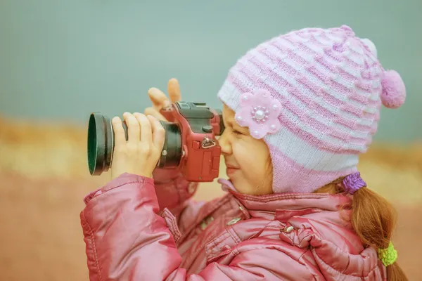 Kis lány be piros fényképezőgép fényképek — Stock Fotó