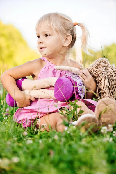 Κοριτσάκι βράχους στον ύπνο την κούκλα — Φωτογραφία Αρχείου