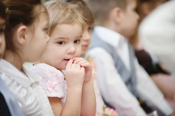 Dzieci w wieku przedszkolnym siedzi w przedszkolu — Zdjęcie stockowe