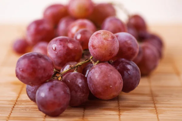 Primo piano rosso grappolo grande uva — Foto Stock