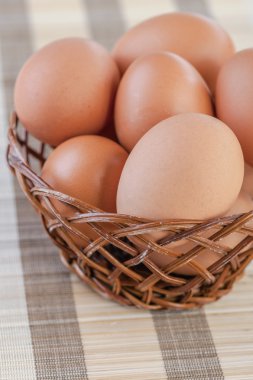 tavuk yumurtası ile hasır sepet