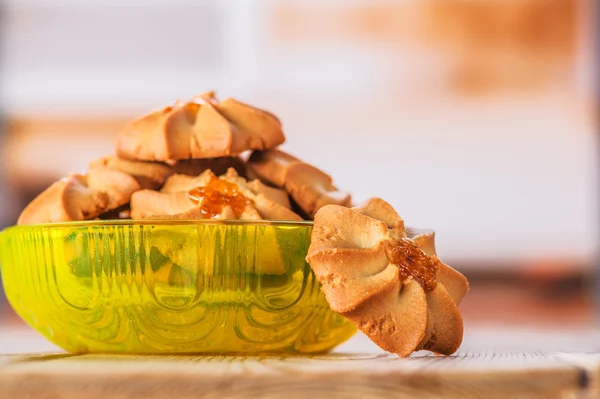 Schöne Kuchen in gelber Glasschüssel — Stockfoto