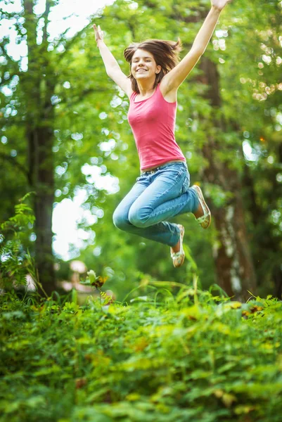 Junge Frau im Hochsprung — Stockfoto