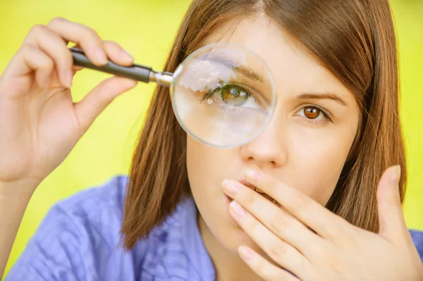 Portret van een jonge vrouw met Vergrootglas — Stockfoto