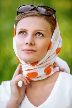 kadın başörtüsü ile şemsiye