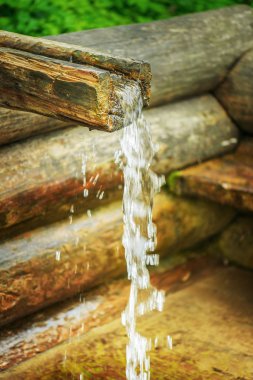 Kutsal Bahar üzerinde ahşap yalak